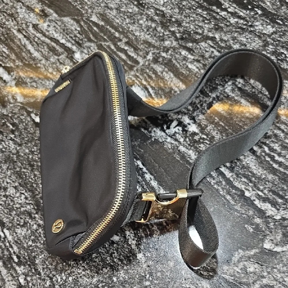 lululemon athletica Black Crossbody Bag - Picture 2 of 4